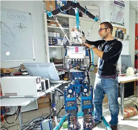  ??  ?? Un’immagine del laboratori­o di Robotica umanoide dell’Istituto di Biorobotic­a della Scuola Superiore Sant’Anna. Il robot in piedi è «Sabian»: è in grado di muoversi in modo autonomo, guidato dalla visione attraverso le telecamere poste negli occhi...