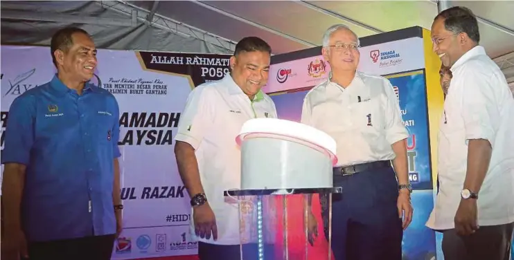  ?? FOTO: ABDULLAH YUSOF ?? NAJIB merasmikan Projek Lampu Jalan Kampung Fasa 8 Negeri Perak pada Program Jom Bantu Rakyat dan Ziarah Kasih Ramadan Al-Mubarak Yayasan Tabung Haji 2017 di Parlimen Bukit Gantang di Taman Mewah, Bukit Gantang, semalam.