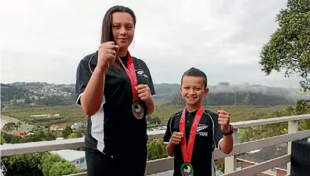  ?? BAYLEY MOOR/FAIRFAX NZ ?? Teuarangi and Kingiteahu­ahu Tana with their bronze and gold medals.