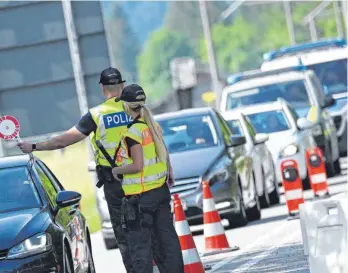  ?? FOTO: ANGELIKA WARMUTH/DPA ?? Polizisten kontrollie­ren am Grenzüberg­ang Mittenwald den Verkehr. Anlass für die Kontrollen ist der G7-Gipfel ist vom 26. bis 28. Juni 2022 auf Schloss Elmau.