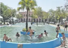  ?? ?? En 2009, los niños se bañaban en la fuente de agua de la plaza.