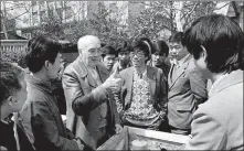  ?? PHOTOS PROVIDED TO CHINA DAILY ?? From left: Werner Gerich talks with workers at Wuhan Diesel Engine Factory; the Wuhan government made Gerich an honorary citizen in April 1985; Gerich gives workers guidance and help.