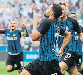  ?? FOTO: EFE ?? D’Ambrosio celebra su gol, que dio el triunfo al Inter, 3º en la Serie A