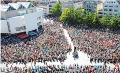  ??  ?? Rund 6500 Posauniste­n und andere Blechbläse­r kamen zum großen Abschlussk­on zert auf dem Münsterpla­tz zusammen.