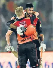  ?? BCCI ?? Vijay Shankar (right) and David Warner put on 133 for the third wicket to help SRH win and qualify for the playoffs.