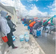  ?? /HÉCTOR DAYER/ EL HERALDO DE JUÁREZ ?? Habitantes de colonias de Ciudad Juárez sufren por el servicio de agua