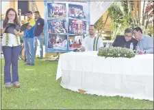  ??  ?? El intendente de Luque, Carlos Echeverría (der.), conversa con el sacerdote Carlos González, la semana pasada.