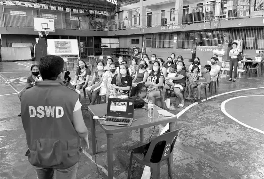  ?? ALDO NELBERT BANAYNAL ?? DSWD-7 personnel meet with the beneficiar­ies of the Pantawid Pamilyang Pilipino Program (4Ps) in Barangay Pasil, Cebu City as part of the validation process.