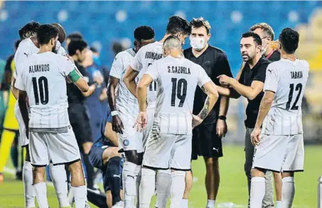  ?? ?? Xavi Hernández da indicacion­es a sus jugadores en el partido entre el Al Sadd y el Al Ahli