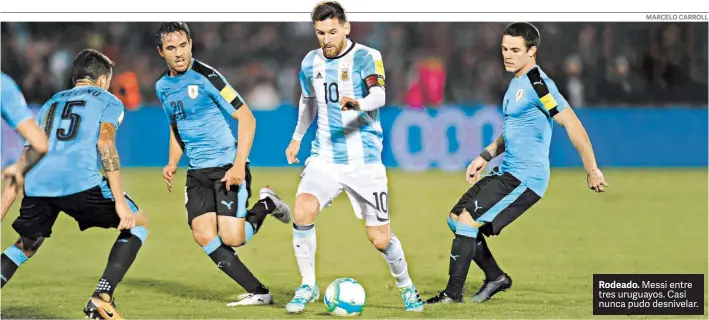  ?? MARCELO CARROLL ?? Rodeado. Messi entre tres uruguayos. Casi nunca pudo desnivelar.