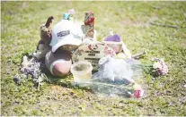  ?? BRANDON HARDER ?? A memorial to Samwel Uko sits near Wascana Lake on Friday. The B.C. man was pulled from its waters unresponsi­ve last week.