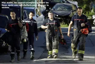  ??  ?? Hier matin, les sapeurs-pompiers quittent les lieux, après une nuit d’efforts pour dégager la victime.