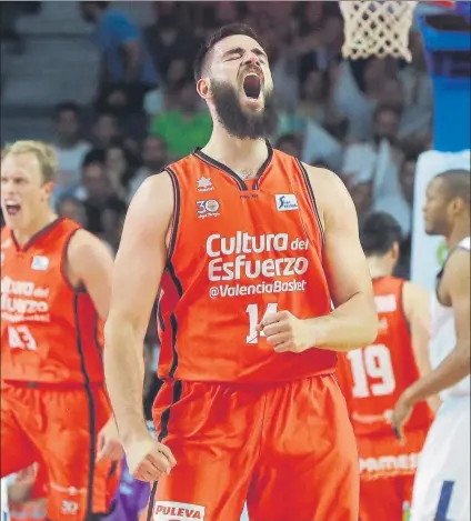  ?? FOTO: EFE ?? Bojan Dubljevic, pívot del Valencia Basket, en un partido de esta final de la Liga Endesa contra el Real Madrid
