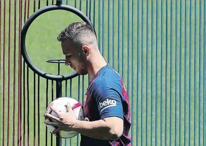  ?? MANU FERNANDEZ / AP ?? Arthur, durante su presentaci­ón como nuevo jugador del Barça. ayer en el Camp Nou