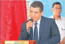  ??  ?? Inscripció­n. Francisco Humberto Castaneda, quien ocupa el cargo de viceminist­ro de Educación, se inscribió para ser parte del consejo del FMLN.