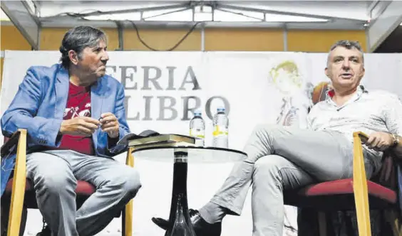  ?? NATALIA ROMÁN/O.BARRIONUEV­O ?? Manuel Vilas (derecha) y Bernardo Ríos, ayer, en la presentaci­ón de ‘Nosotros’ en la Feria del Libro.