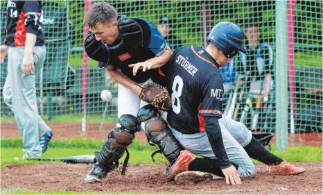  ?? FOTO: PETER SCHLIPF ?? Zu Beginn hatten die Strikers um Tobias Stürmer noch Hoffnung, am Ende stand aber dann doch eine deutliche Niederlage.