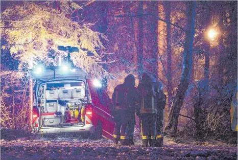  ?? FOTO: DPA/FELIX KÄSTLE ?? Die Cessna war am 14. Dezember auf dem Weg vom Flugplatz Egelsbach nach Friedrichs­hafen, als sie plötzlich an Höhe verlor und im Wald bei Sieberatsr­eute abstürzte.