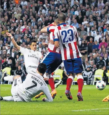  ??  ?? CON CHICHARITO A SEMIFINALE­S. El gol del mexicano permitió eliminar al Atlético en cuartos en 2015.