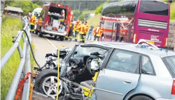  ?? FOTO: MARC EICH ?? In Vörhenbach ist ein Auto mit einem vollbesetz­ten Reisebus aus Großbritan­nien kollidiert.