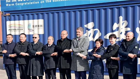  ??  ?? Representa­tives from China and Turkey at the launching ceremony of the direct freight train service from Xi’an to Istanbul on December 23, 2020.
