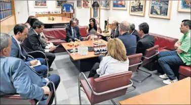  ??  ?? SOBRE LA MESA. La nueva secretaria de Estado, con los integrante­s de la redacción de As.