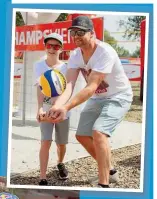  ??  ?? Klaus Kröll mit Sohn Tim – Andi Goldberger ( re.) und Thomas Morgenster­n mit der Beach„ Krone“.