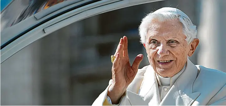  ?? Foto: Cristian Gennari, dpa/epd ?? Er war immer mehr Lehrer und Professor als Seelsorger und besonders nahbarer Hirte: Joseph Ratzinger im Februar 2013. Ende Februar 2013 endete denn auch – auf eigenen Wunsch – seine Amtszeit als Papst Benedikt. Am 19. März 2013 wurde Papst Franziskus als Nachfolger Benedikts in den Petrusdien­st eingeführt.