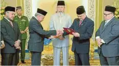  ??  ?? DR Juhar (tengah) menyaksika­n Zamani (dua dari kiri) melafazkan akad pembayaran zakat kepada Arifin.