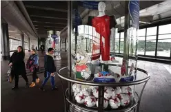  ?? ALEXANDER NEMENOV/AFP ?? kickoff PROMOSI: Vorobyovy Gory, salah satu stasiun metro di Moskow, dijadikan lokasi pameran tentang turnamen Piala Konfederas­i kemarin.