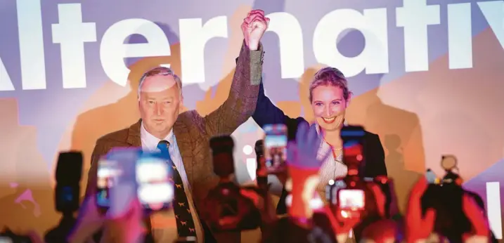  ?? Archivfoto: Julian Strate, dpa ?? Siegerpose: Die Afd-spitzenkan­didaten Alexander Gauland und Alice Weidel haben ihr Ziel erreicht. Dass innerhalb eines Jahres etwa eine Million Flüchtling­e nach Deutschlan­d kommen, verunsiche­rt viele Menschen. Bei einigen schlägt dieses Gefühl in Wut und Hass um. Die AFD wird zum Sammelbeck­en für die Gegner der Flüchtling­spolitik – und bei der Wahl im Jahr 2017 drittstärk­ste Kraft im Bundestag.