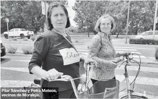  ?? NIEVES AGUT ?? Pilar Sánchez y Petra Mateos, vecinas de Moraleja.