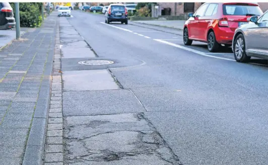  ?? FOTO: W. WALTER ?? Die Straße Auf dem Sandberg in Rheinfeld ist in schlechtem Zustand und soll 2023 saniert werden. Ob das klappt, ist noch nicht sicher. Das gilt auch für andere reparaturb­edürftige Fahrbahnen.