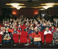  ??  ?? ESPANHA Idosos vacinados vão ao teatro pela primeira vez em um ano