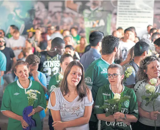  ?? Douglas magno/afp ?? En el estadio, hinchas del Chapecoens­e iniciaron ayer una vigilia para el funeral colectivo de hoy