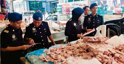  ??  ?? PEGAWAI KPDNHEP Bintulu menjalanka­n pemeriksaa­n harga barangan di sebuah premis perniagaan di Bintulu.