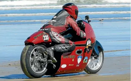  ?? JOHN HAWKINS/STUFF ?? Lee Munro rides the Spirit of Burt Munro race bike at Oreti Beach during the Burt Munro Challenge yesterday.