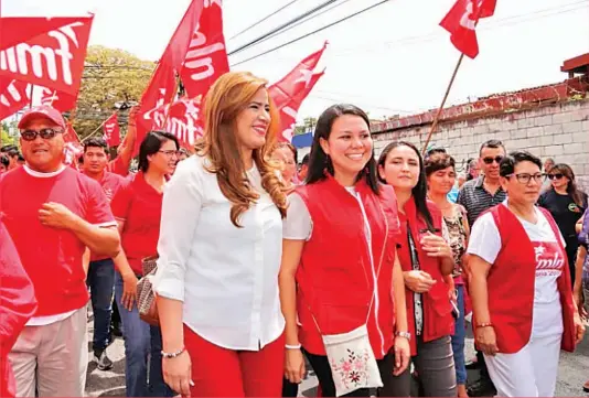  ??  ?? GÉNERO. EL FMLN BUSCA CONECTAR CON SUS ELECTORAS A TRAVÉS DE LA FIGURA DE LA CANDIDATA A LA VICEPRESID­ENCIA.