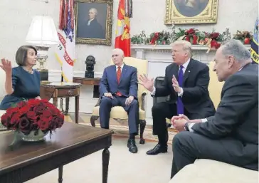  ?? FOTO: AFP ?? &gt; Donald Trump discute con la líder demócrata Nancy Pelosi.