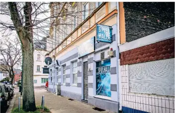  ?? FOTO: ANNE ORTHEN ?? Nur wenige Meter auseinande­r befinden sich zwei Spielhalle­n in Reisholz an der Walzwerkst­raße. Es müssten eigentlich 350 Meter Luftlinie sein.