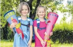  ?? Fotos: Heike Schreiber ?? Die Zwillinge Elena (links) und Emily Derck kommen im September in die erste Klasse der Montessori-Schule. Ihre Eltern mussten viele Utensilien besorgen. Die Liste ist lang, die Kosten hoch.