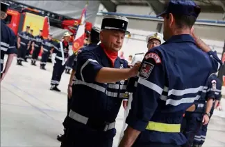  ?? (Photo Hélène Dos Santos) ?? Le colonel hors-classe Eric Grohin a remis les grades.