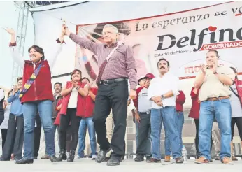  ??  ?? El presidente nacional de Morena, Andrés Manuel López Obrador, por segundo día acompañó en un mitin en el municipio de Los Reyes La Paz a la abanderada a la gubernatur­a del Edomex, Delfina Gómez.