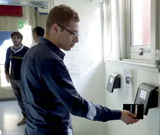  ??  ?? Uno studente Al primo anno di Medicina all’università degli studi di Padova, le matricole strisciano il badge sul lettore all’inizio e alla fine di ogni lezione