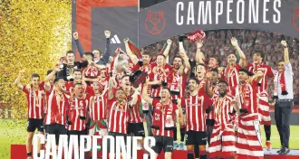  ?? ?? Athletic Bilbao coach Ernesto Valverde and players celebrate winning the Copa del Rey with the trophy, Seville, Spain, April 6, 2024.