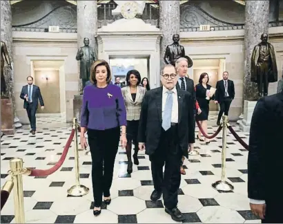  ?? JONATHAN ERNST / REUTERS ?? La presidenta de la House, Nancy Pelosi, llega con Jerry Nalder a la rueda de prensa en el Capitolio