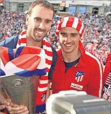  ??  ?? INSEPARABL­ES. Godín y Griezmann posan juntos en la celebració­n de la Europa League.