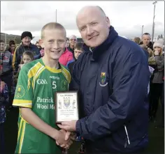  ??  ?? Óisín O’Friel is presented with Wicklow People sponsored Man of the Match award by Pat Dunne. Photos: Barbara Flynn