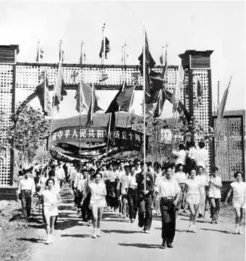  ?? 华中科技大学 供图 ?? 1959年，成立于1953年的华­中工学院师生庆祝中华­人民共和国成立10周­年。1988年，华中工学院改名为华中­理工大学，2000年与其它院校­并入成立的华中科技大­学。