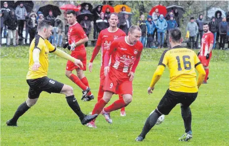  ?? FOTO: HKB ?? Der Geisinger Spielertra­iner Marijan Tucakovic (Mitte), hier im Zweikampf mit Simon Götz (links) und Alexander Stein, sorgte selbst für den 2:1-Siegtreffe­r seiner Mannschaft im Spiel beim Verfolger FC Gutmadinge­n.